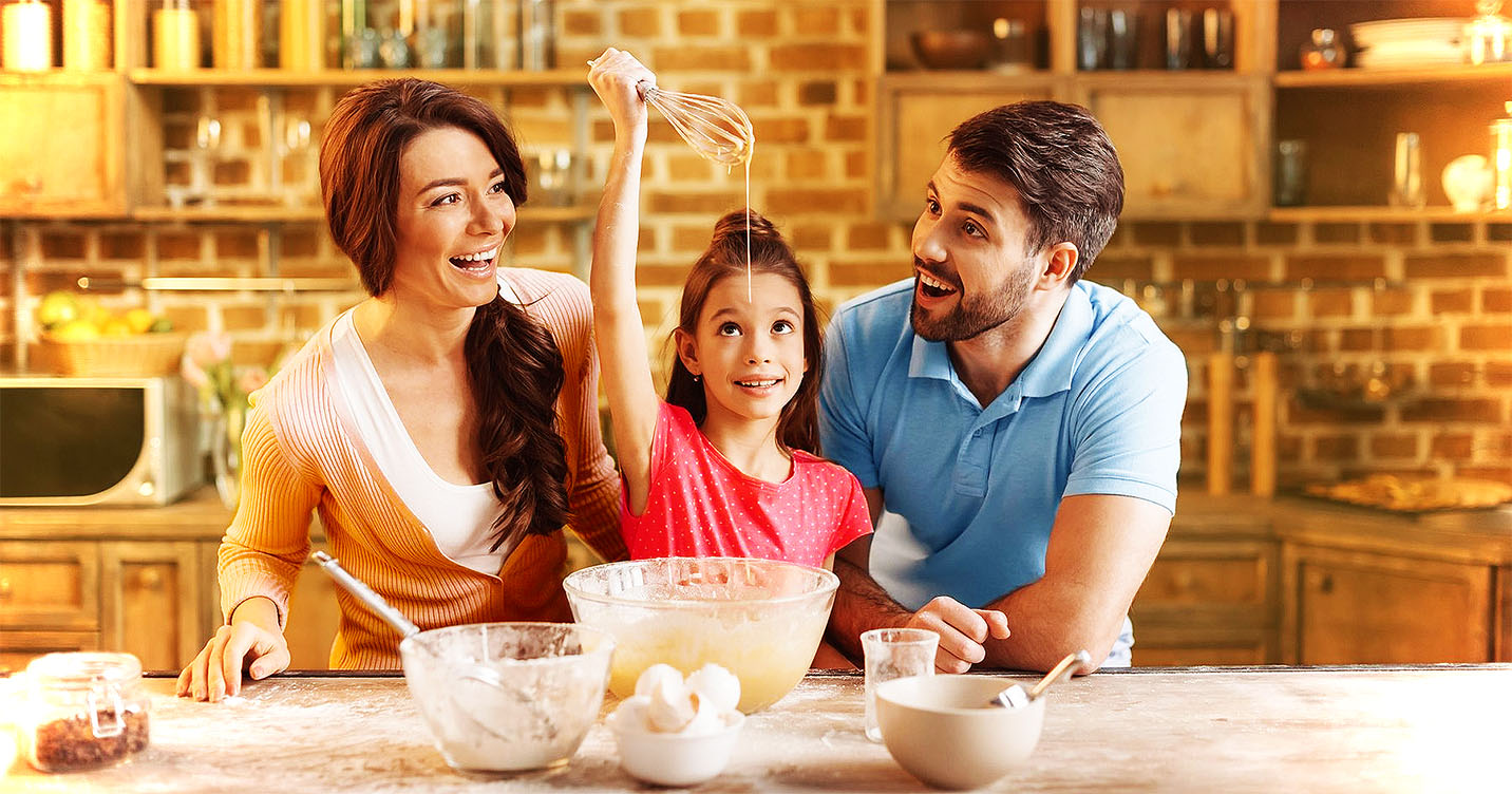 Making family. Хозяйка с блендером. Девушка с блендером. Девушка на кухне с блендером. Человек в блендере.