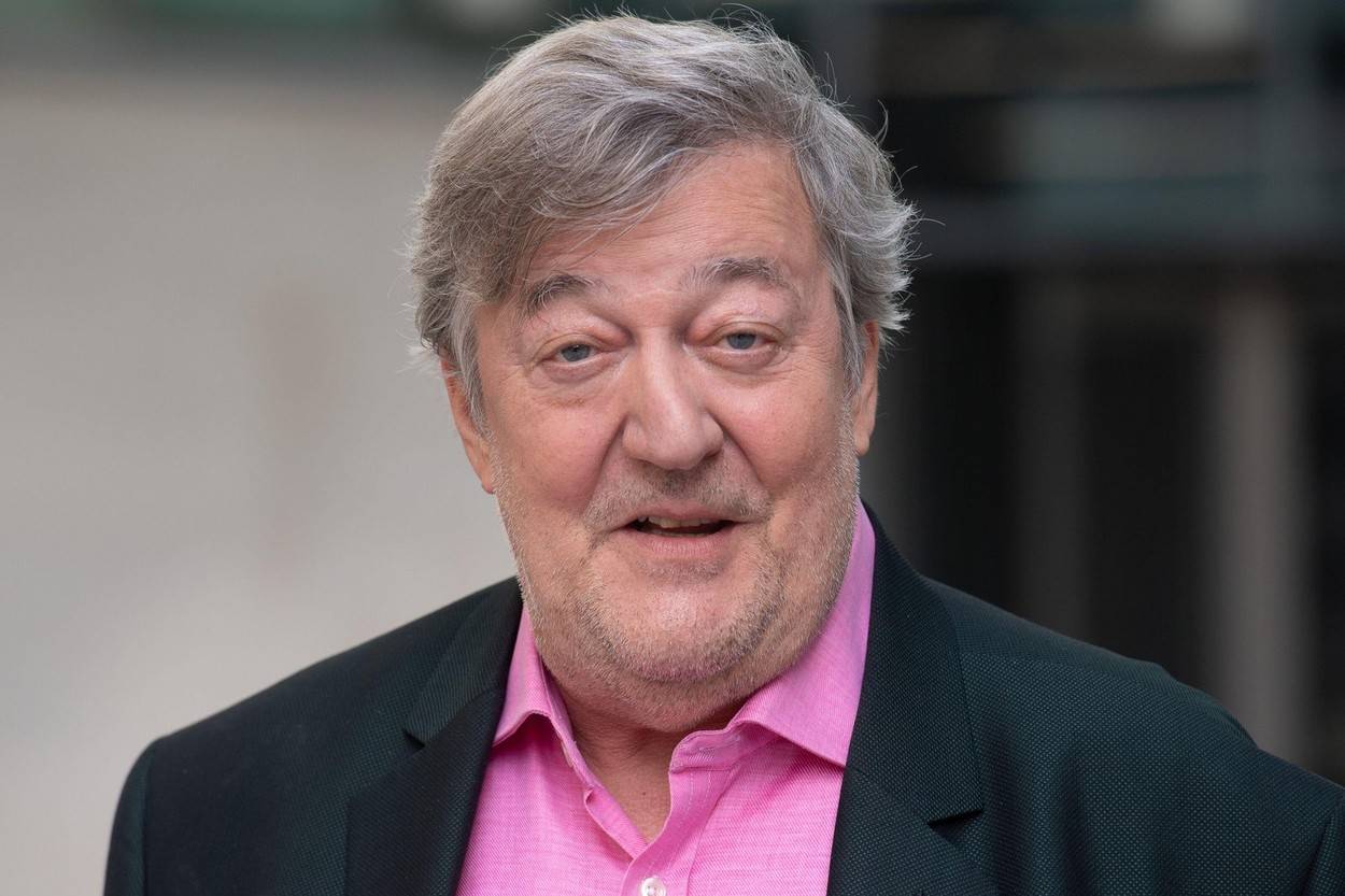 Actorul Stephen Fry Spune Ca Vocea Sa A Fost Furata Din Audiobook Urile