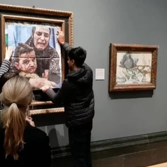 Vandalismul in lumea artei continua. Peste o capodopera de Picasso de la National Gallery din Londra a fost lipita fotografia unei mame cu un copil din Gaza. Protestatarii au aruncat vopsea rosie in galerie.