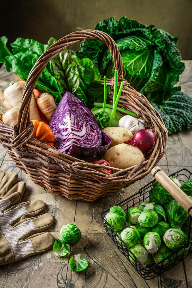 Seasonal fruits and vegetables for sustainable and healthy meals in January. Local products found in the winter in Romanian markets and supermarkets.